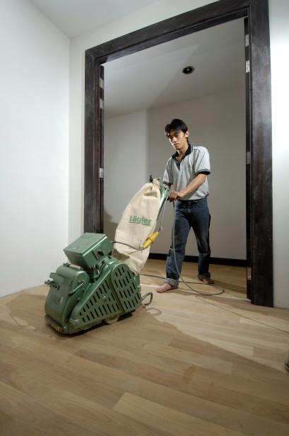 Step 3 – Sanding & Varnishing: sanding in 3 stages using a Lagler Hummel endless belt sanding machine