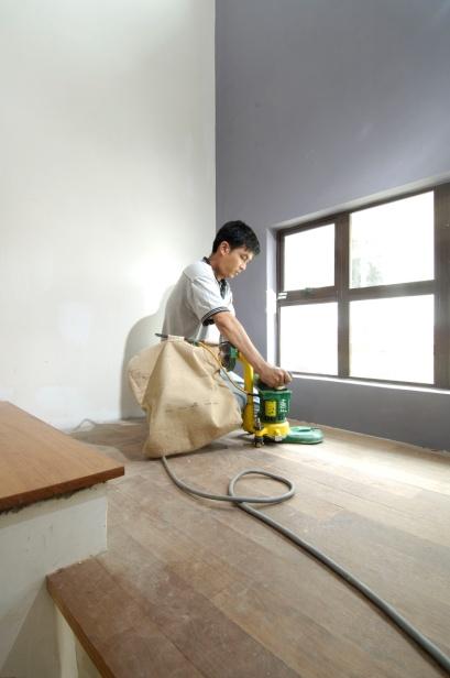 Step 3 – Sanding & Varnishing: sanding edge and stair using a Lagler Elan sanding machine