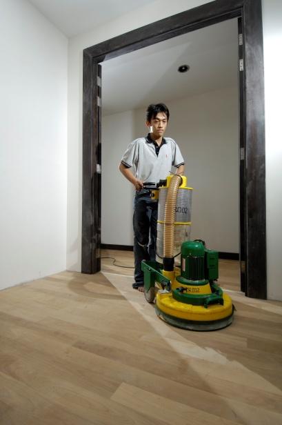 Step 3 – Sanding & Varnishing: final sanding using a TRIO 3 disc sanding machine